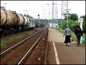 Наливной состав стоит под обгон пассажирских поездов