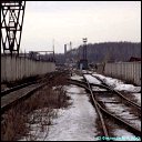 А дорога продолжает идти
    между заборами