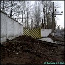 ...и опять прячется за забором...